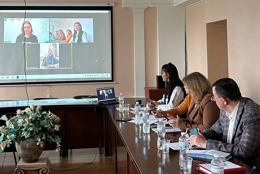 Доповідають здобувачі із закордону через онлайн-зв'язок